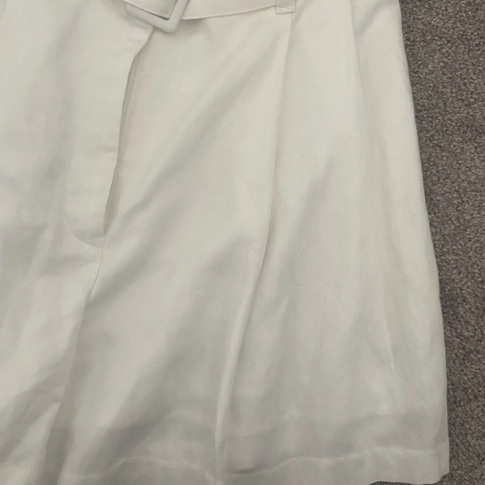 Club Monaco white linen shorts - Picture 4 of 5